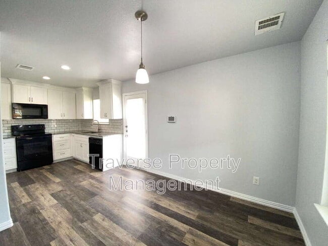 Building Photo - 924 E Annie St