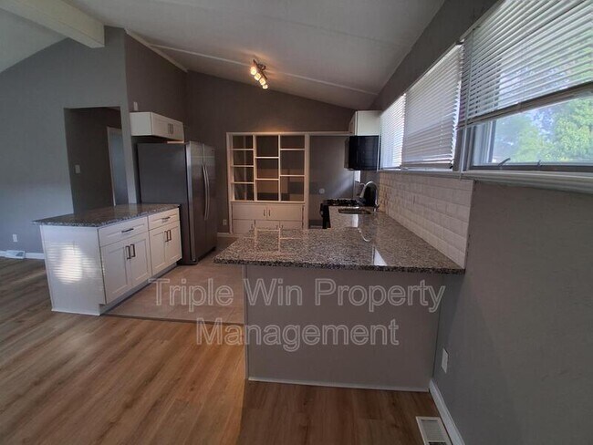 Building Photo - 524 Acorn Dr
