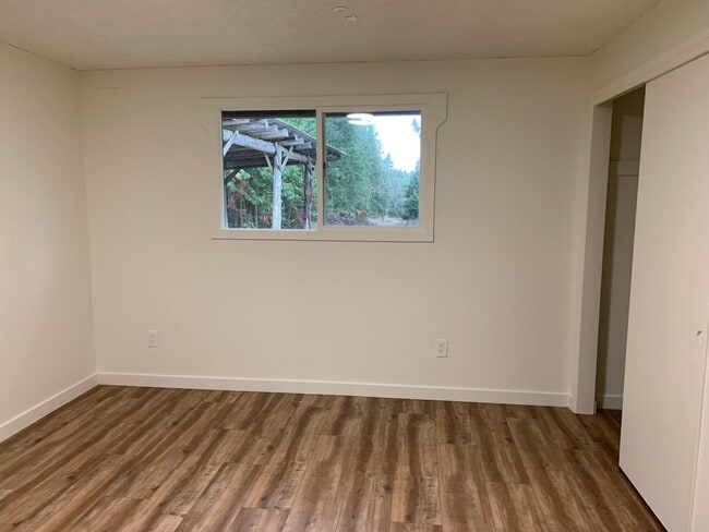 Building Photo - **Daisey King **