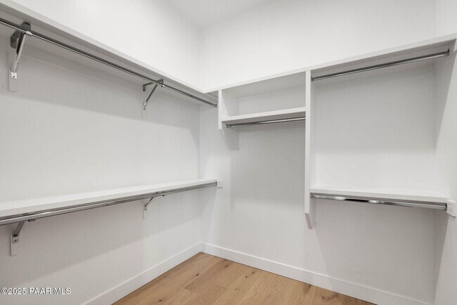 Building Photo - 1109 S Lakeview Dr