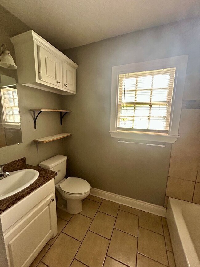 Building Photo - 3 bed 1 bath close to Texas Tech