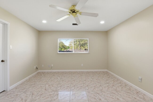 Building Photo - 8515 Leafdale Dr