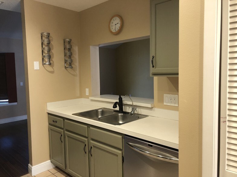 Building Photo - 755 Cove Way