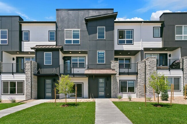 Building Photo - Newer 4 bed Townhome at The Commons at Vic...