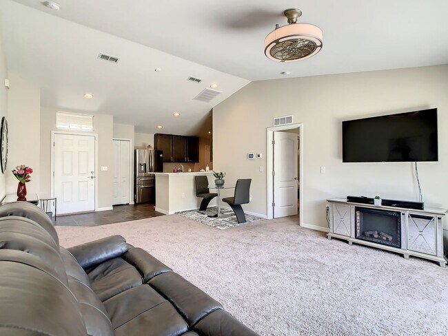 Building Photo - Beautiful 3 Bedroom 2 bath Home in desirab...