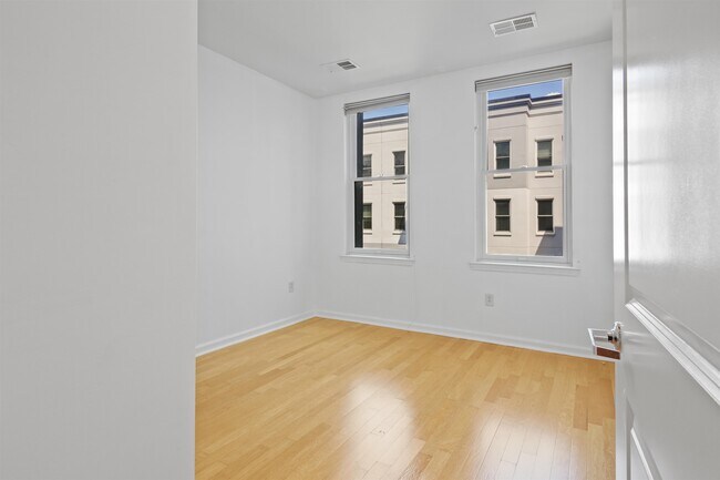 Building Photo - 1100 Adams St