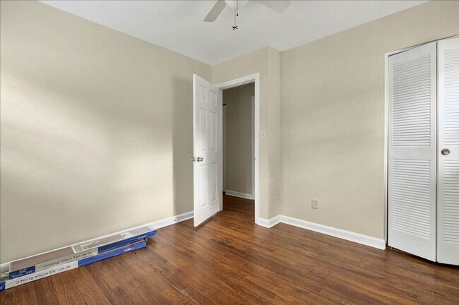 Building Photo - 4 bed 2 bath house, walk to stadium! Available August 2026