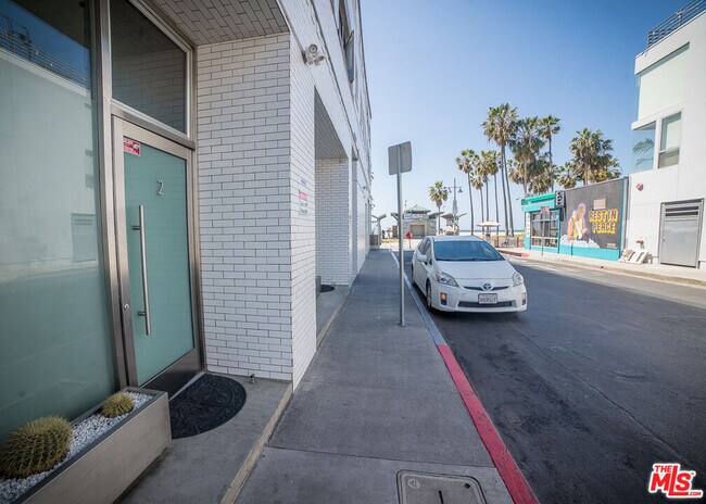 Building Photo - 8 Brooks Ave