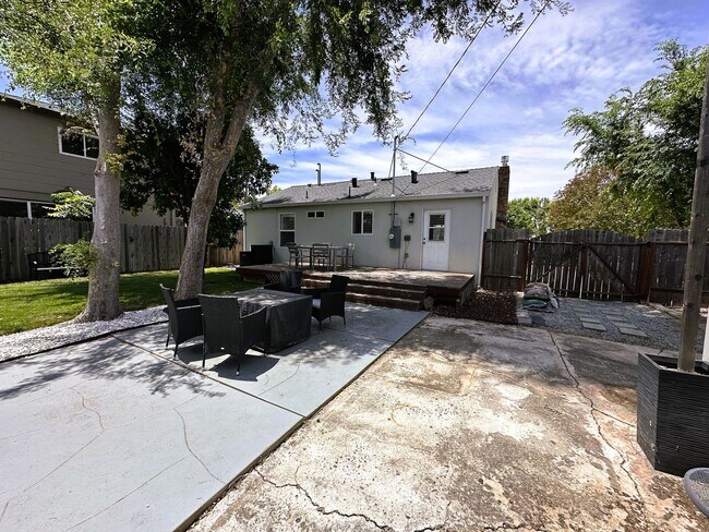 Building Photo - Beautiful 2-Bedroom Home with Large Backyard