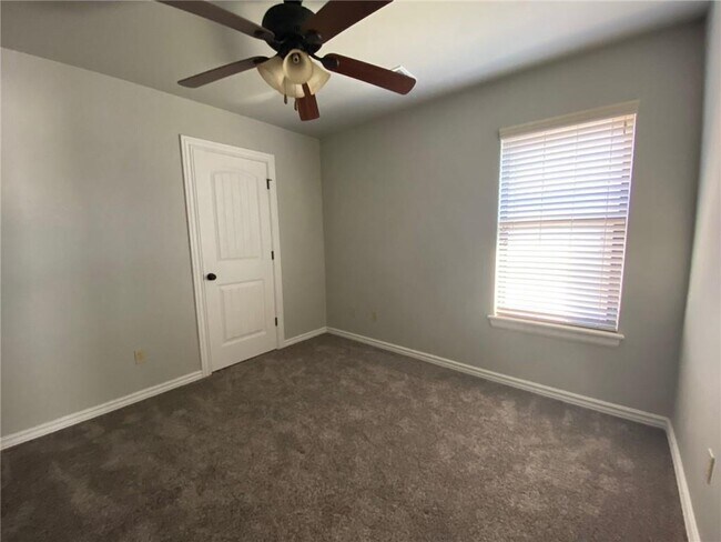 Building Photo - 616 Sally Ct