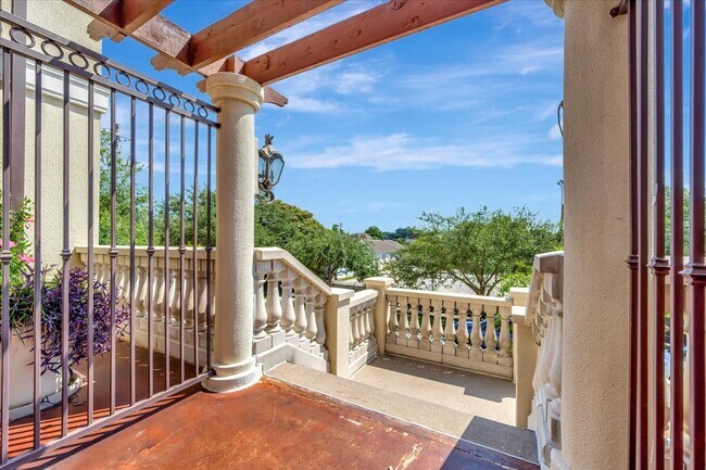 Building Photo - 7134 Mapleridge St