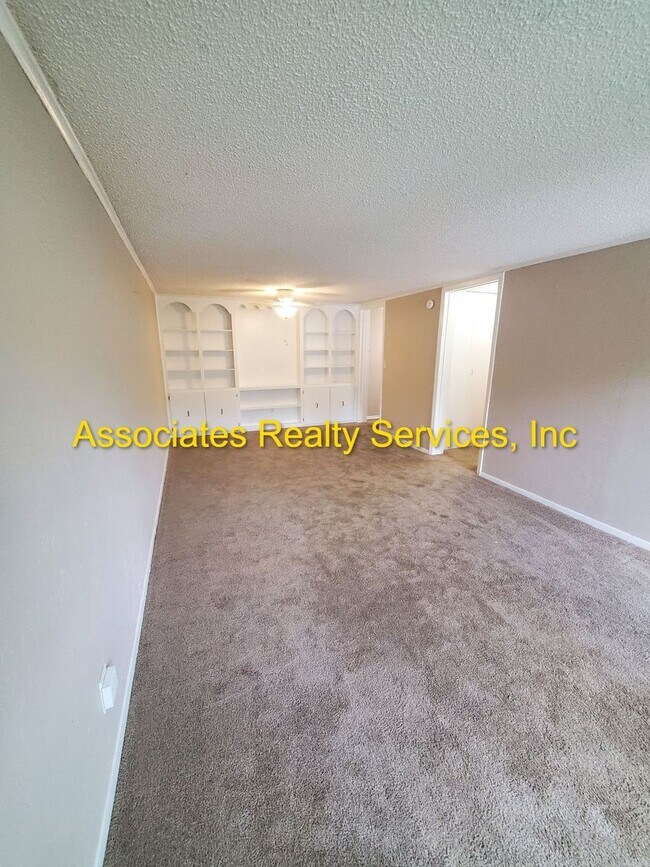 Building Photo - Attention Students! 1 bedroom- Near Shands & UF!  Look!