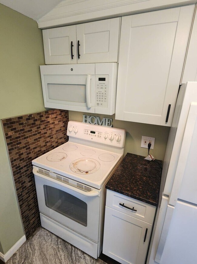 Building Photo - Charming 3-Bedroom Property in Prime Location