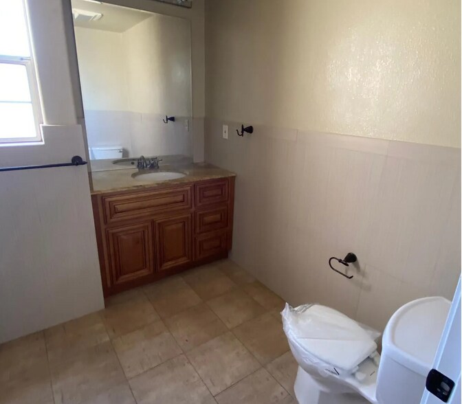 Building Photo - 428 E Santa Anita Ave