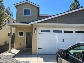 Building Photo - Beautiful Two Story 3 Bedroom 2.5 Bath Tow...