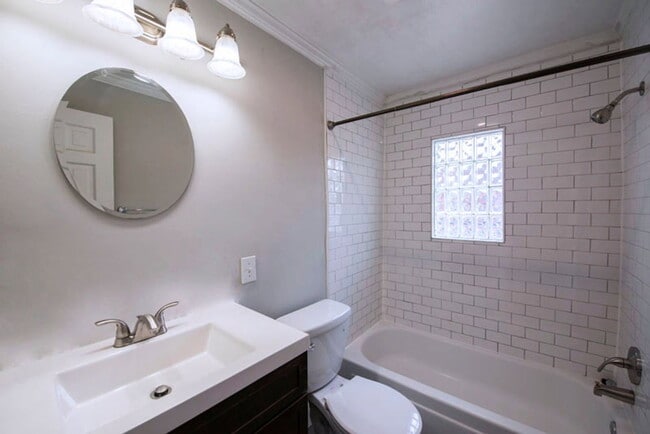 Building Photo - 512 S Lazelle St