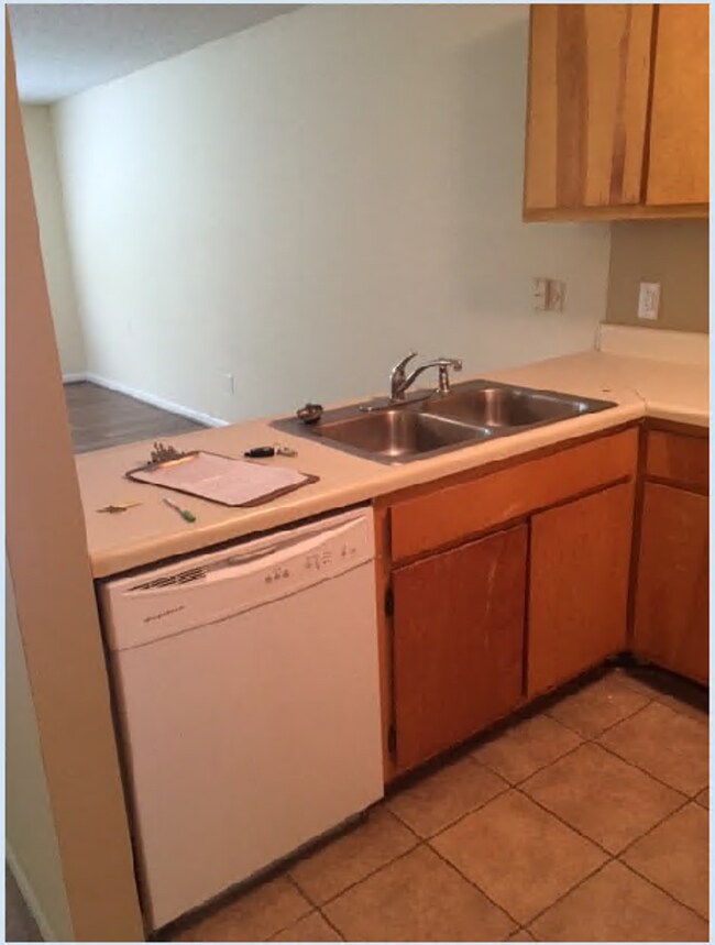 Building Photo - 2 BEDROOM/ 2 BATH APARTMENT