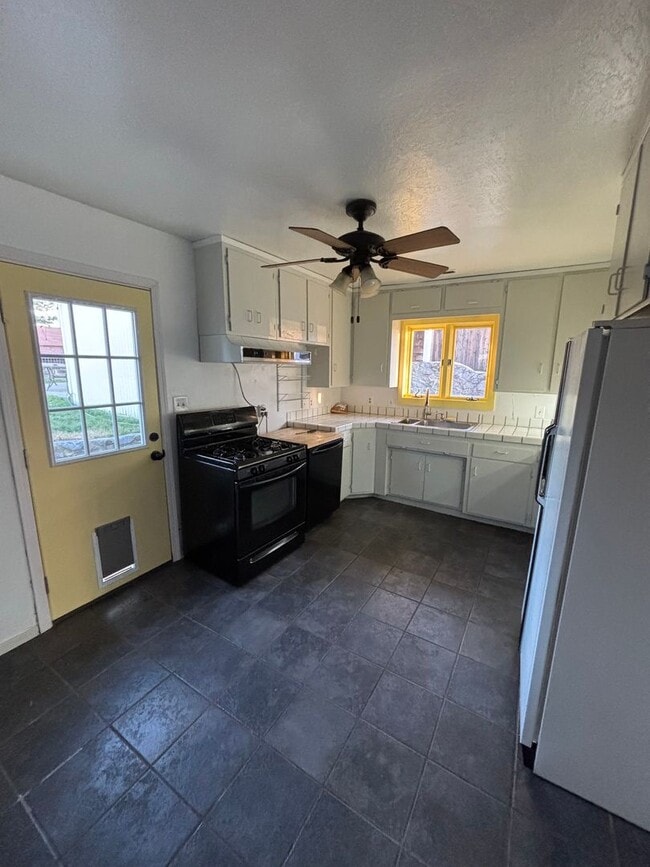 Building Photo - House: 2 Bedroom / 1 Bathroom - Auburn