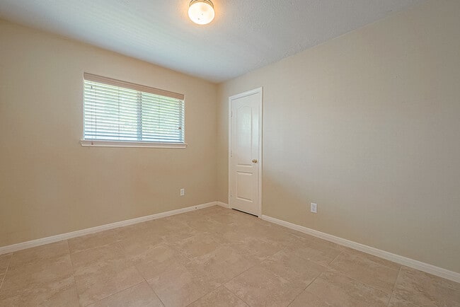 Building Photo - Spacious 3-Bedroom, 2-Bathroom Home with F...
