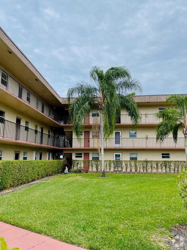 Building Photo - 715 Lori Dr