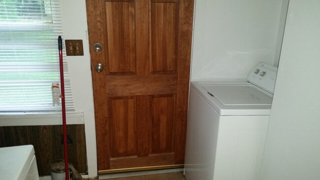 Building Photo - 2 Bedroom 1 bath house