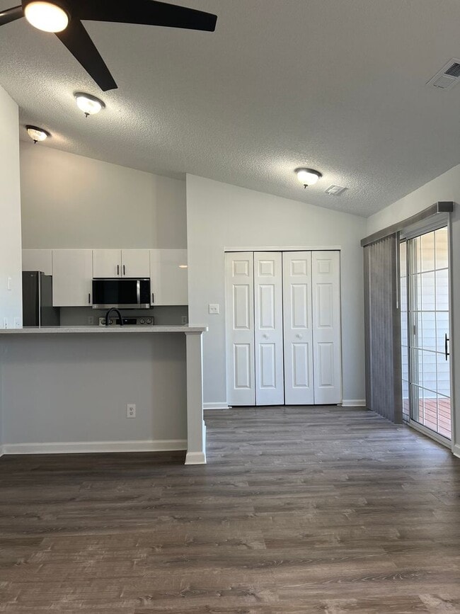 Building Photo - 233 B Lantana Ln
