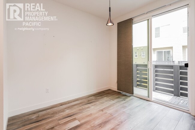 Building Photo - Modern Townhome in Gated West Oakland Comm...