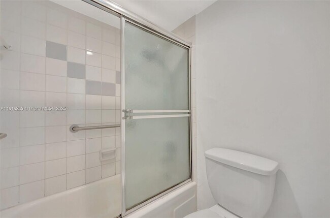 Building Photo - 6890 N Kendall Dr