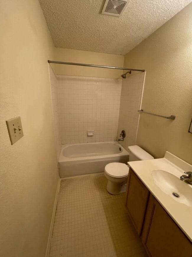 Building Photo - 5 br, 3 bath House - 7111 Valewood View
