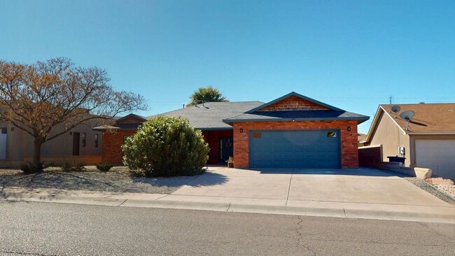 Building Photo - 3-Bedroom/2.5-Bathroom in Alamogordo, NM