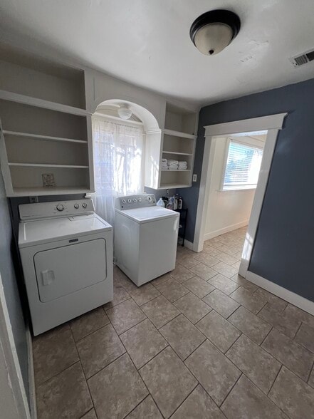 Building Photo - 1439 Eastmoreland Ave