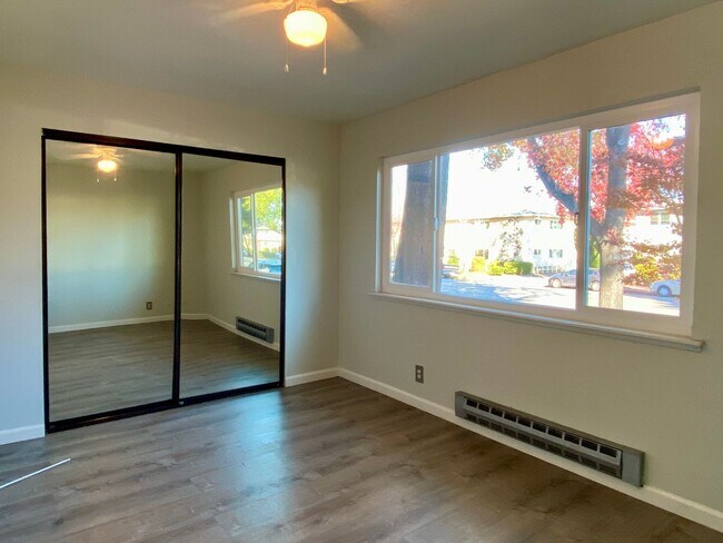 Building Photo - Bright Updated 2 Bedroom 1 Bath Mountain View End-Unit Condo