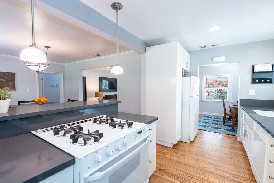 Building Photo - 5865 Vesper Ave