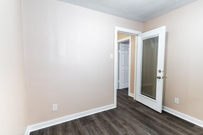 Building Photo - 305 N Live Oak St