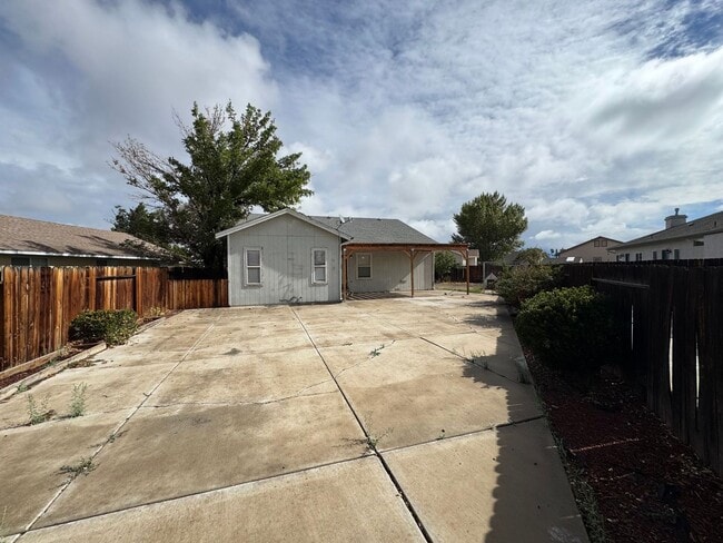 Building Photo - Quiet Home on Cul-De-Sac Available now!!