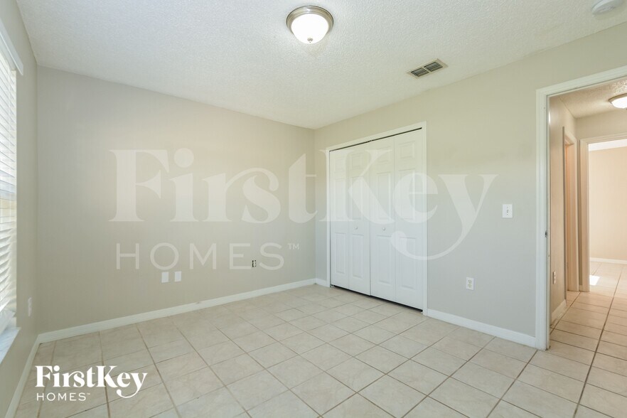 Building Photo - 521 Finch Ln