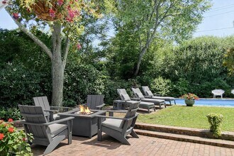 Building Photo - 14 Barns Ln