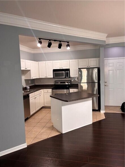 Building Photo - 1850 Cotillion Dr
