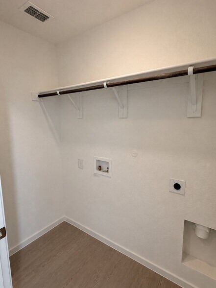 Building Photo - 427 Bower Dr
