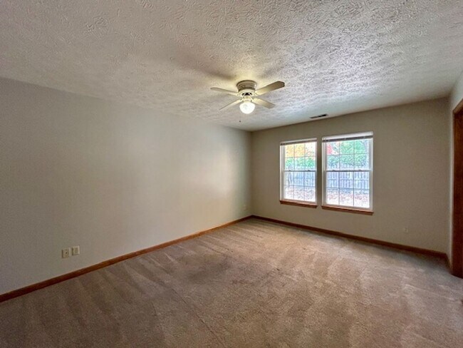 Building Photo - Stunning 3 Bedroom/2 Bath home in Pike Tow...