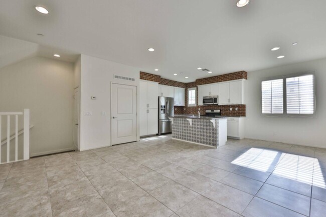 Building Photo - 5460 San Roberto