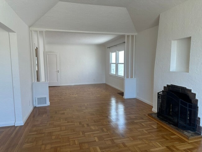 Building Photo - Bright & Charming Miraloma Home