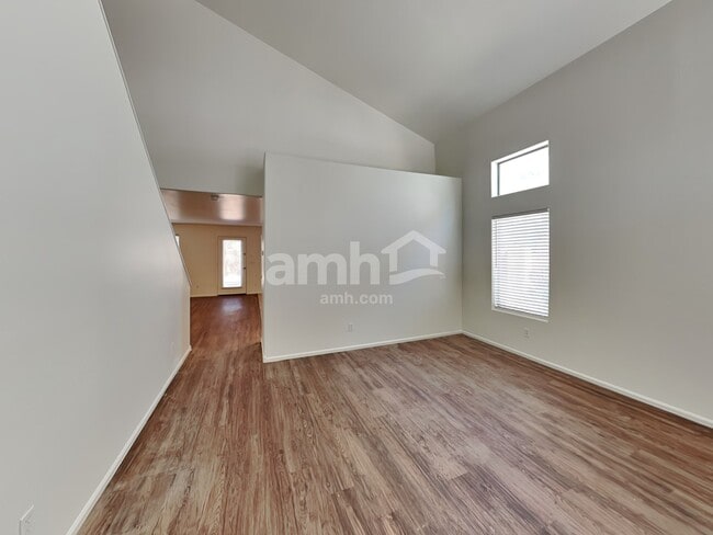 Building Photo - 466 E Penny Ln