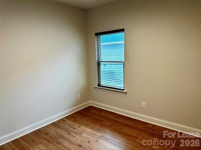 Building Photo - 521 N Linwood Ave