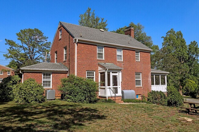 Building Photo - Scottsville Charm! Move-In Ready Home Near Library, Brewery & James River