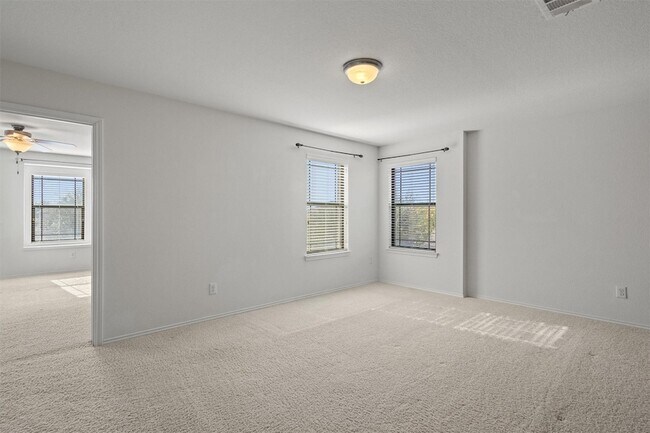 Building Photo - 12036 Pecangate Way