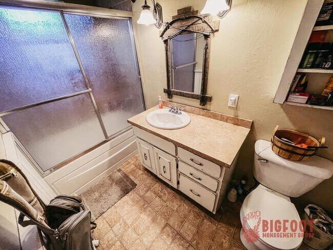 Building Photo - 4015 Green Meadow Dr