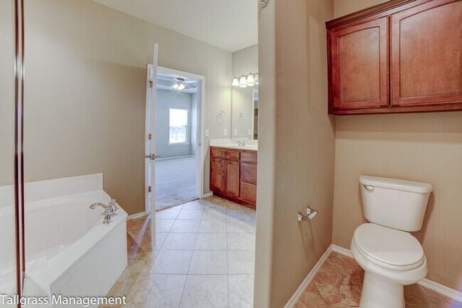 Building Photo - Luxury Gated Patio Home | 2 Bed, 2 Bath | Owasso, OK | Lawn Care Included