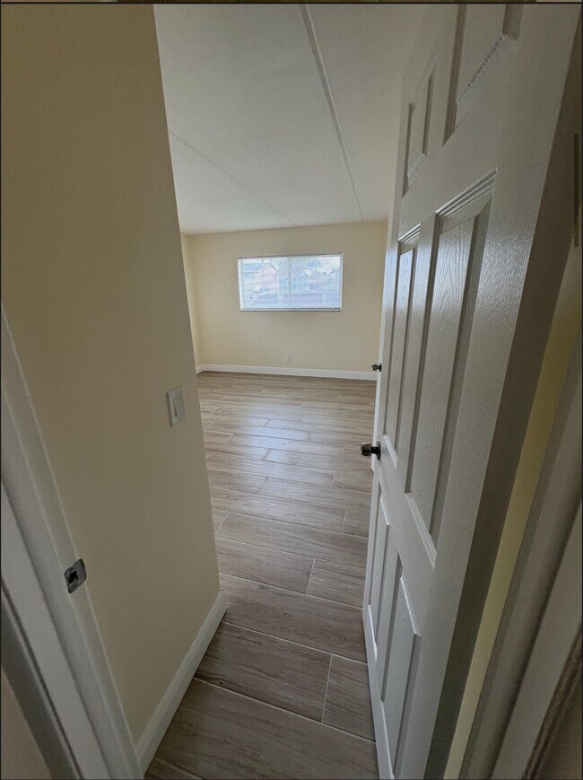Building Photo - 1501 Crescent Cir