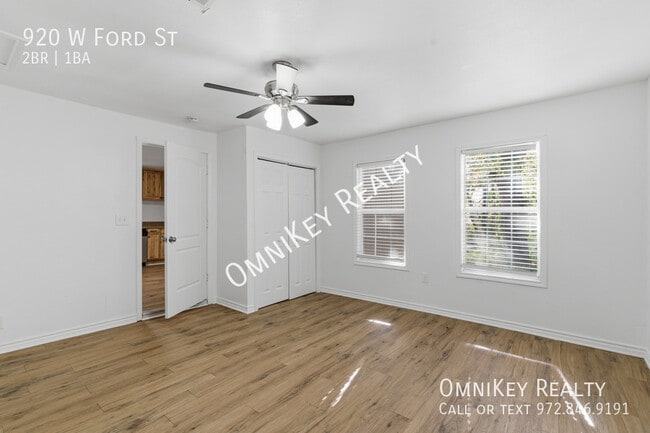 Building Photo - 920 W Ford St